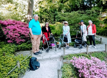 Foto der Gruppe vom Blindenverein im Japangarten des Botanischen Gartens in Augsburg